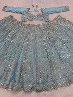 Présentation de la plus belle collection de lehenga de créateurs, en soie Rangoli de qualité supérieure, ornée de belles broderies.