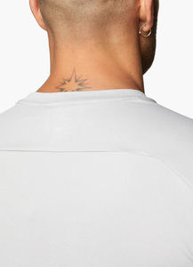 เสื้อยืดแขนสั้นผู้ชายสีขาวเทาเข้มทรงเข้ารูปสำหรับออกกำลังกาย - Product Image 2