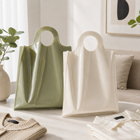 Sac de shopping en plastique PE brillant imprimé sur mesure avec poignée ronde découpée, sac de transport réutilisable pour l'emballage de détail