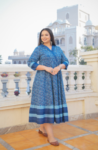 ชุดเดรสผ้าฝ้ายพิมพ์ลายดอกไม้สำหรับผู้หญิงไซส์ใหญ่ แบบ Anarkali แขน 3/4 คอวี สีน้ำเงิน สไตล์ชาติพันธุ์ สำหรับงานพิธีการและงานเฉลิมฉลอง ทรงบานเต็มตัว - Product Image 3