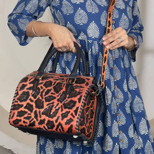 Nuevas Bolsas de Viaje de Fin de Semana Unisex de Lujo, Hechas a Mano con Cuero Vacuno y Estampado de Leopardo, Estilo Moderno - Product Image 3