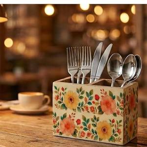 Porte-couverts en bois classique qui s'adapte à la décoration de cuisine traditionnelle et améliore la présentation de la table à manger - Product Image 3