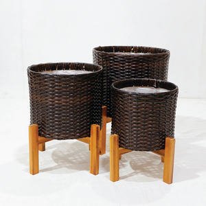 Maceta Tejida de Plástico Minimalista y Ecológica de Nuevo Diseño con Soporte de Madera - Juego de Macetas Duraderas para Interiores y Exteriores - Product Image 3