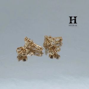 Boucles d'oreilles pendantes de luxe à coupes mixtes, avec grappe de diamants ronds et baguette, bijoux modernes en or 14 carats pour femme - Product Image 4