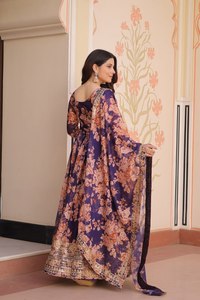 Ensemble de robe longue en soie russe à motifs floraux élégants avec travail de sequins lourds et dupatta de 3 mètres - Product Image 6