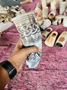 ขาตั้งแก้วน้ำวีกิ้งคุณภาพพรีเมียม เป็นมิตรกับสิ่งแวดล้อม ทำจากเขาควายธรรมชาติขัดเงา เหมาะสำหรับใส่เบียร์ ไวน์ ของขวัญ ตกแต่งบ้าน ลายธีมสัตว์ - Product Image 4