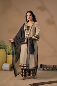 Traditional <b>Indian</b> Women's Beige Cotton Printed Knee-Length <b>Kurta</b> Set With Black Dupatta Bell Sleeves Casual Wear Loose Fit - Product Image 3