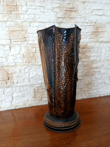Soporte para Paraguas de Metal Oscuro con Diseño Floral Grabado, Ideal para Decoración de Entrada de Lujo, Agrega un Toque Real y Artístico - Product Image 3