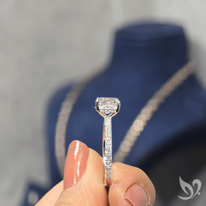 Anillo con Halo Oculto de Diamante Cultivado en Laboratorio con Corte Cojín de 2 Quilates Certificado por IGI |   Anillo de Oro Sólido de 10k con Acentos Solitarios - Product Image 5