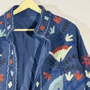 Veste TNT Navy Suzani • Manteau brodé à motifs floraux • Vêtement d'extérieur bohème fait main • Léger pour les festivals - Product Image 3