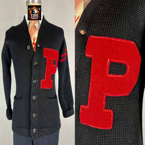 Pull parfait |   Cardigan universitaire vintage des années 40 en laine noire tricotée avec patch 'P' en chenille rouge et rayures universitaires |   Moyen - Product Image 2