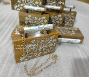 Elegante bolso de mano con diseño floral de nácar, perfecto para ocasiones nupciales o de boda - Product Image 4