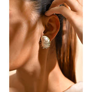 Boucles d'oreilles à clous en argent à trois voies par Meera Jaipur, design à la mode avec un attrait élégant, origine Inde - Product Image 1