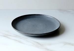 Assiette à dîner en céramique bleu irisé avec bordure, détails de glaçure artistique, forme ronde élégante, finition durable pour la salle à manger contemporaine - Product Image 6