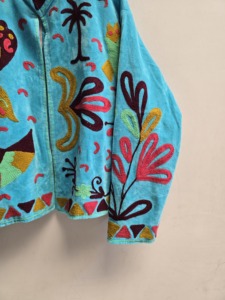 Veste Suzani en velours aquatique de qualité supérieure pour femme, broderie multicolore de poissons, manteau ethnique bohème, vêtements d'extérieur de créateur en gros - Product Image 6