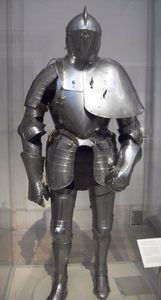 Costume de guerrier en métal sur mesure avec casque classique pour les intérieurs de luxe et historiques - Product Image 5