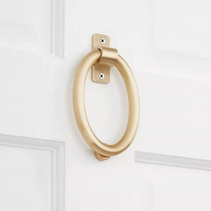 Aldaba de puerta de latón macizo Diseño de anillo ovalado elegante Acabado duradero resistente al óxido Perfecto para entradas de casas clásicas y modernas - Product Image 1