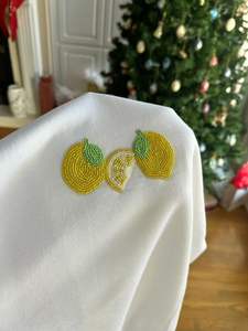 Tops Cortos Tradicionales Indios con Bordado de Cuentas, Corte Moderno, Adornados con Cuentas de Semillas y Detallados con Pedrería Hecha a Mano - Product Image 3