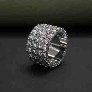 Bague Hip-Hop de Luxe Personnalisée avec Diamants DOPE JEWELLS, en Acier Inoxydable Plaqué Or 18K, Sertie de Moissanite et Pavée de Pierres - Product Image 2