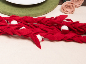 Guirlande de la Saint-Valentin en feutre et laine rouge, 100% laine, fabriquée à la main de manière éthique, décoration de cheminée - Product Image 6