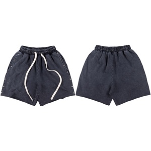 กางเกงขาสั้นทรงหลวมสบายๆ สำหรับผู้ชายผู้หญิง พร้อมหมุดย้ำด้านข้าง เอวยางยืด ดีไซน์เชือกผูก สตรีทแวร์ แฟชั่น กางเกงขาสั้นฤดูร้อน - Product Image 2