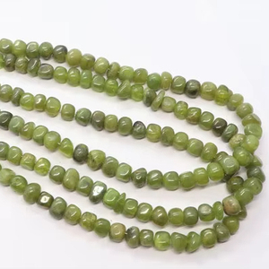 Perles brutes de Vessonite naturelle, pépites de 6-7 mm, perles de Vessonite lissées, perles de Vessonite vertes pour la création de bijoux - Product Image 1