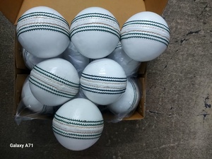 Balle de cricket en cuir blanc – Qualité professionnelle pour matchs – Balle de cricket blanche haut de gamme avec revêtement en cuir véritable – Vente en gros - Product Image 5