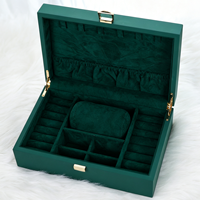 Maßgefertigte Schmuckorganizer-Box in Waldgrün mit 8 Halskettenhaken, Ringrollen, Uhrenkissen und Magnetverschluss - Aufbewahrungs- und Präsentationsbox