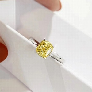 Elegante Anillo de Compromiso Solitario de Oro Blanco de 14K con Diamante de Laboratorio Amarillo Canario de 1.01 Quilates, Corte Cojín, Banda Plana de 2MM, VVS2 - Product Image 1