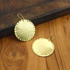 Boucles d'oreilles rondes en laiton faites à la main pour femmes, boucles d'oreilles pendantes martelées dorées, bijoux de mode OEM ODM - Product Image 1