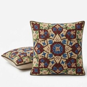 Funda de cojín con bordado Crewel de Cachemira — Beige natural con mandala geométrico en marrón y azul - Product Image 3