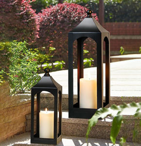 Lanterne porte-bougie en métal noir haut de gamme, un élément décoratif d'éclairage premium conçu pour apporter hauteur, élégance et une ambiance chaleureuse. - Product Image 6