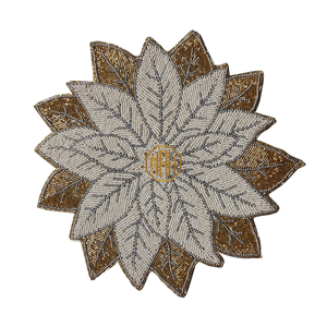 Napperon festif en perles motif poinsettia, doré et blanc, pour assiette de présentation florale, idéal pour la décoration de table de Noël et des dîners de fin d'année - Product Image 1
