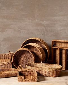 Bandeja de ratán natural de la colección hecha a mano con un diseño tejido resistente para una elegante colección de servicio en el hogar. - Product Image 2