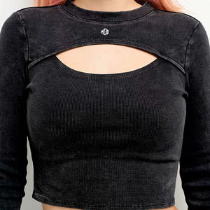 Camiseta corta negra acanalada con aberturas y manga larga para mujer, estilo urbano, ajustada, de moda, fabricación OEM de marca privada, camiseta personalizada para mujer - Product Image 2