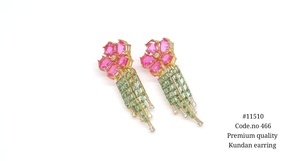 Boucles d'oreilles pendantes Kundan 11510, plaquées or, en laiton, bijoux fantaisie, motif fleur, avec pompon en rubis verts, pour mariage et fêtes. - Product Image 4