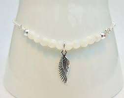 Bracelet de cheville en pierre de lune avec motif ailes d'ange blanc Moti - Bijou délicat pour femmes et jeunes filles - Product Image 2