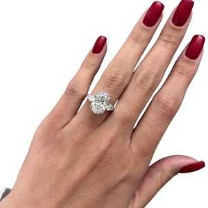 Bague de fiançailles de luxe en platine et or 14 carats avec diamant ovale de laboratoire de 5 carats, trois pierres et diamants latéraux en forme de poire, certifiée IGI, pour mariage - Product Image 3