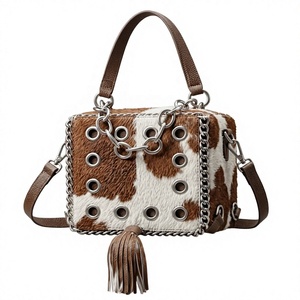 Bolso de Mano de Cuero con Estampado de Vaca, Cadena Metálica y Cierre Magnético, para Uso en Todas las Estaciones y Viajes - Product Image 2