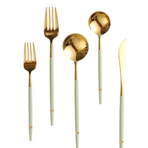 Juego de cubiertos Green Gold con mango blanco mate, vajilla ecológica, juego de tenedor, cuchara y cuchillo de acero inoxidable para suministro hotelero - Product Image 2