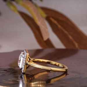 Anillo de Compromiso de Plata de Ley 925 con Baño de Oro Rosa, Moissanita de Corte Princesa de 1.5CT con Halo, Engaste de Puntas, Sin Níquel, Sin Plomo - Product Image 2