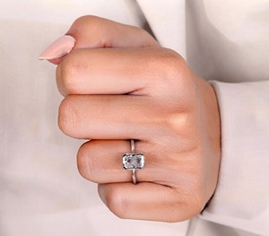 แหวนเพชรเม็ดเดี่ยวทรงรัศมี 2 กะรัต รุ่นคลาสสิคทิวลิป ทองคำขาว 14K สี E ความสะอาด VS1 ได้รับการรับรองจาก IGI แหวนหมั้นเพชรเลี้ยงในห้องปฏิบัติการ - Product Image 1