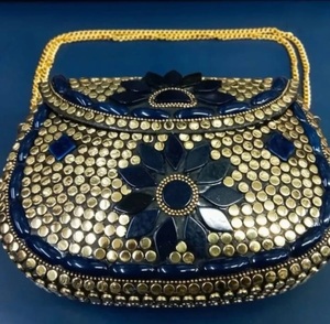 Bolso de mano irregular de latón chapado en oro con tachuelas e incrustaciones de nácar, diseño de moda. - Product Image 6