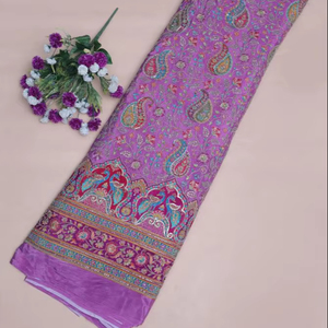 ผ้าเครปสีขาวลายดอกไม้เพสลีย์พิมพ์ลายธรรมชาติ พร้อมขอบลายตกแต่งรูปนกยูง สำหรับตัดเย็บชุดคุर्ติแบบชาติพันธุ์ - Product Image 1