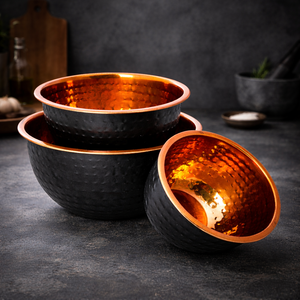 Bol en cuivre martelé artisanal classique avec extérieur noir thermolaqué, bol décoratif et de service pour les fêtes, origine Inde - Product Image 3