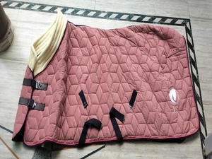 Couverture matelassée pour cheval en polyester avec attaches en acier inoxydable, double fermeture poitrine, 4 sangles de fixation pour utilisation extérieure, Inde - Product Image 5
