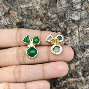 Pendientes de tuerca geométricos con incrustaciones de ónix verde multicolor vintage para mujer, chapados en oro de 18k, de latón macizo, ideales para fiestas y cócteles. - Product Image 4