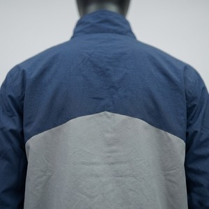 Ensemble de survêtement classique pour homme avec veste zippée et pantalon, design minimaliste, tenue de sport athlétique, streetwear, entraînement en salle de sport, personnalisable OEM - Product Image 3