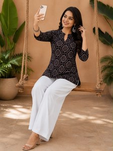 Ensemble Kurta en coton noir imprimé pour femmes avec pantalon palazzo blanc, coupe ample, vêtements ethniques décontractés, style Inde Pakistan, toutes saisons - Product Image 3