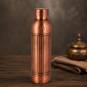 Bouteille d'eau artisanale en cuivre pur, rainurée et martelée, pour la maison, les voyages et les fêtes - Product Image 1